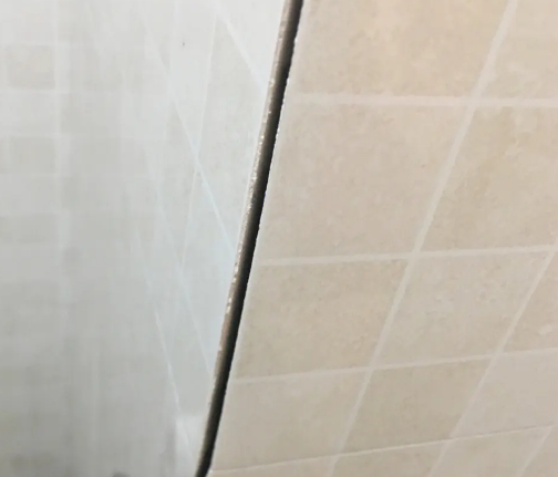 龙口瓷砖空鼓维修公司分享阳台瓷砖脱落的修复过程可以分为以下几个步骤