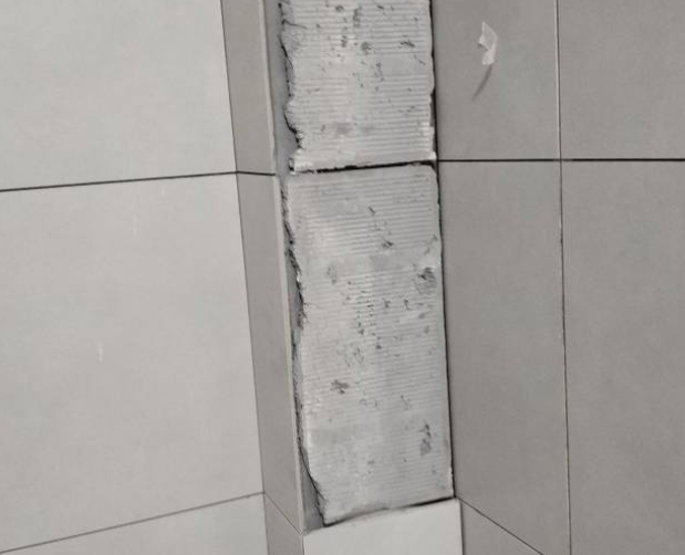 龙口瓷砖空鼓维修公司分享下瓷砖施工前基层浇水润湿程度不足，可能导致以下问题