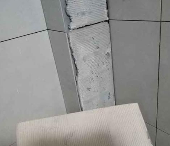 龙口瓷砖空鼓维修公司分享下厨房瓷砖脱落的补救措施。